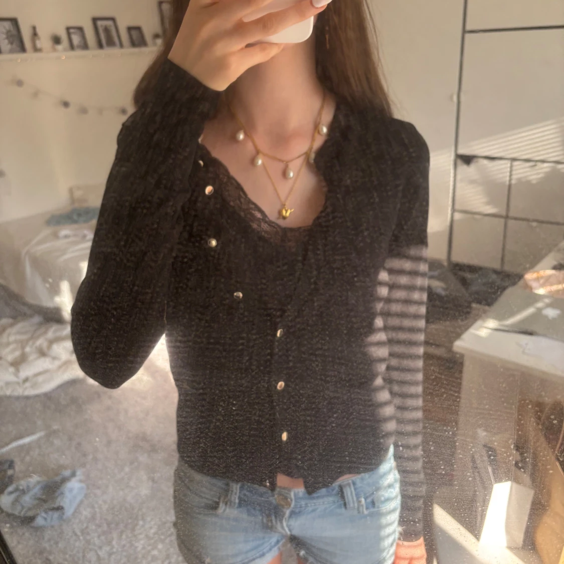 Svart kofta med spetsdetalj och knappar