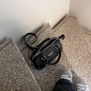 Zadig & Voltaire väska - Intressekoll!! på min fina väska som är köpt på vinted💕☺️ den är i bra skick och har inga defekter. Ursprungligt pris: ca 5000kr. Pris kan alltid diskuteras! (Kom gärna med bud😇)  kan mötas upp i sthlm! 