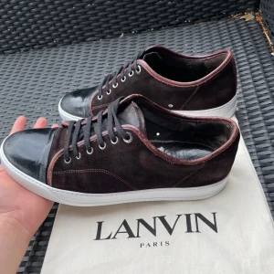 Vinröda Lanvin cap toe  - Säljer nu dessa Vinröda Lanvin cap toe i uk 8 (42-43) som är i bra skick och extra tillfixade med whitner cream så att sulan ska se extra fräsch ut. Dustbag ingår, skriv för fler bilder/frågor och skriv innan du köper🙌🏼