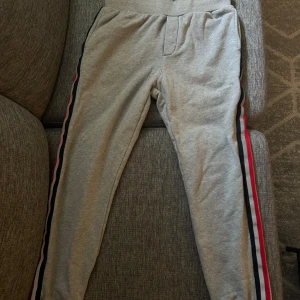 Grå mjukisbyxor Moncler - Grå mjukisbyxor från moncler strl L men liten i storleken, aldrig använda.   Lägg bud