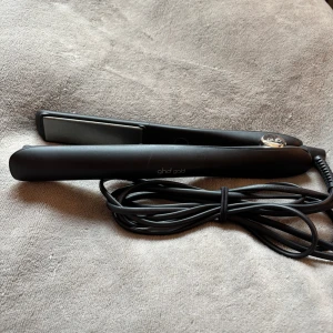 GHD Gold plattång svart - Svart ghd Gold plattång. Perfekt för att styla håret, platta eller locka. Mycket fint skick, hel utan skador och ren! Nypris ca 2300kr.