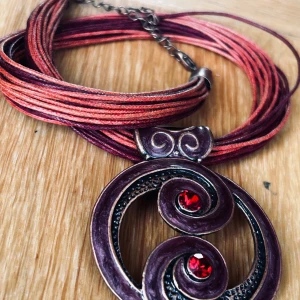 Handgjort vikings-halsband i brons (rare)! - Handgjort vikinga-halsband i unik och ovanlig design med stort hänge i brons och röda stenar. Köpt i en vikingaby för ca 15 år sen och i skick som nytt. Mått hänge: 5 x 7 cm. Halsband: 40 cm (+ 8).