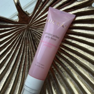 Hickap Preppy Prime Grip Lover Primer - Ljusrosa primer från Hickap, Preppy Prime Grip Lover, passar alla hudtyper och är vegansk. Perfekt för att få sminket att sitta hela dagen och ge en kömn bas innan smink 