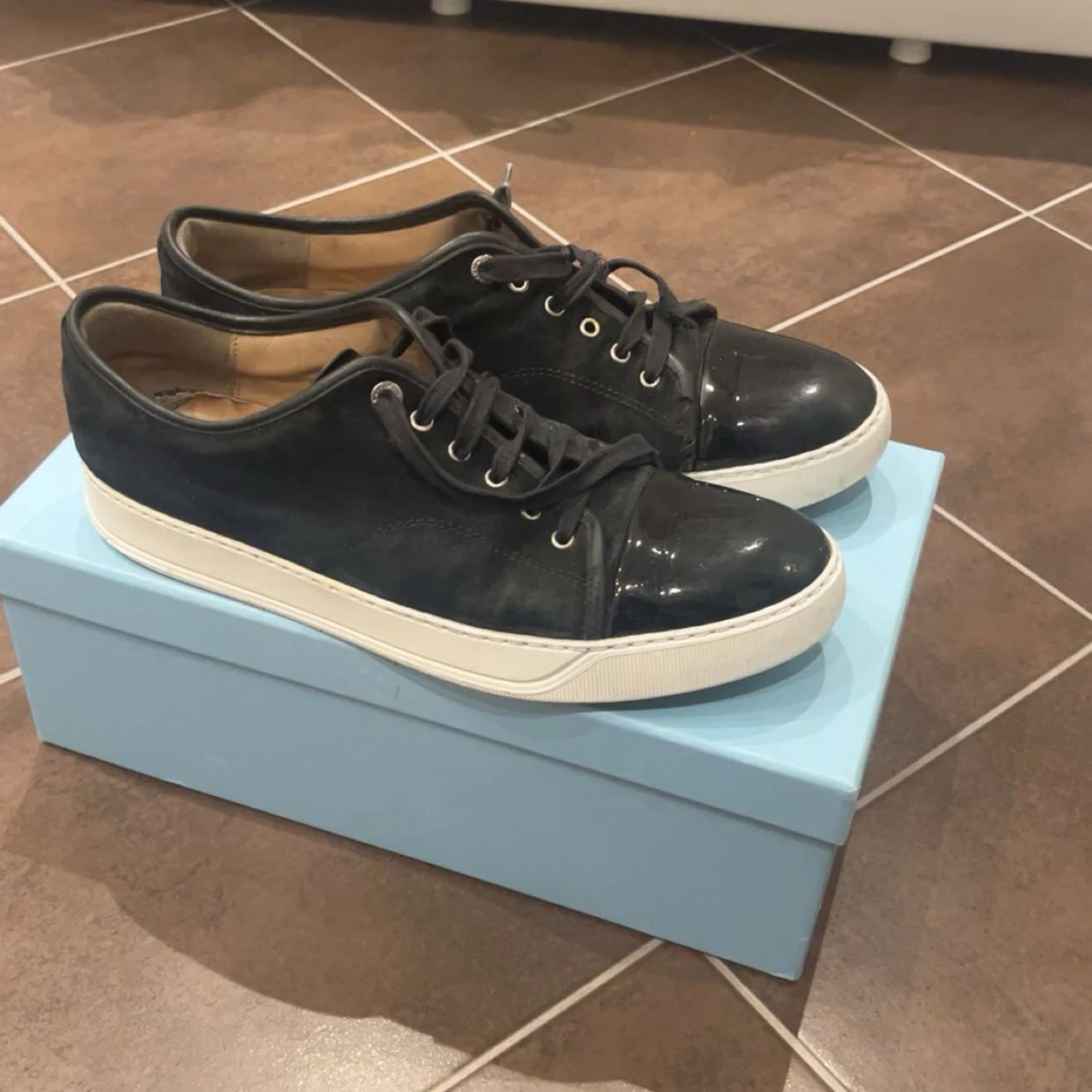 Svarta sneakers från Lanvin med lackdetalj
