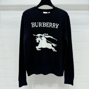 Burberry Tröja - Säljer min svarta Burberry tröja i storlek S. Nyskick och allt medföljer.