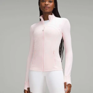 Lululemon Define Jacket  - Supersnygg ljusrosa Define Jacket från Lululemon. Perfekt för träning eller chill dagar 💕 Aldrig använd!!! 