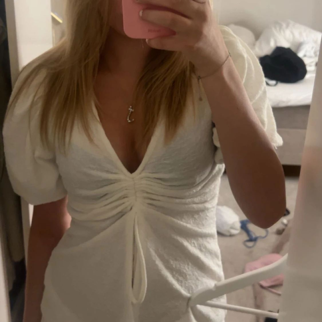 Vit blus med puffärm och snörning