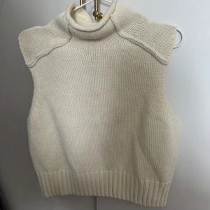 Beige stickad väst med polokrage - Så fin! Knappt använd🤍