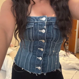 Zara denim topp - Säljer en snygg denim topp från Zara i storlek S. Helt oanvänd då jag köpte två i olika storlekar men glömde lämna tillbaka ena. Prislapp kvar. 