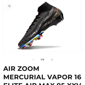 Nike Air Zoom Mercurial Vapor 16 fotbollsskor - Snygga Nike Air Zoom Mercurial Vapor 16 fotbollsskor i svart med guldstänk och röda detaljer. Ovandel i syntet med strumpliknande skaft och snörning. Sulan har en regnbågsskimrande finish och dobbar för gräs. Perfekta för dig som vill sticka ut på planen.börjar från storlek 36