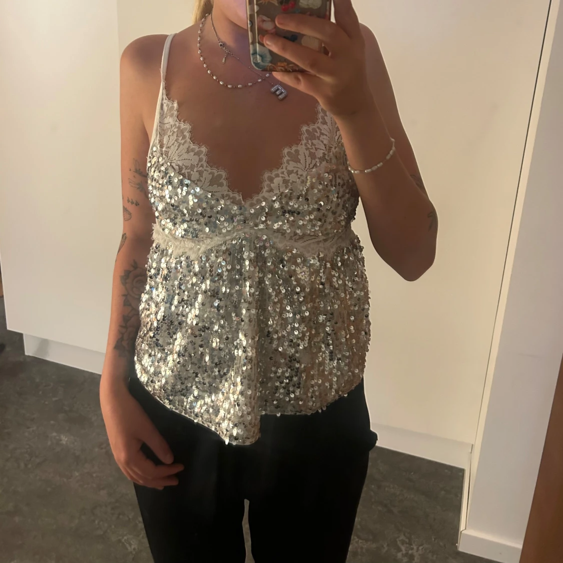 Glittrig silvertopp med spetsdetaljer - 2