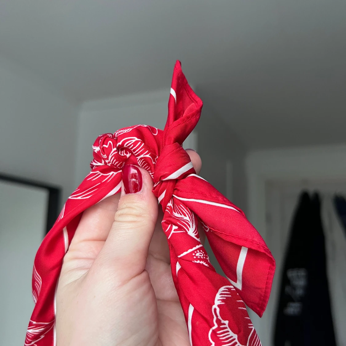 Röd/vit-blommig bandana - 1