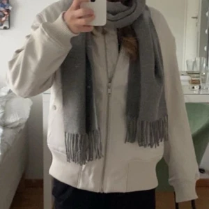 Bomberjacka från h&m   - Snygg vit/grå bomberjacka med dragkedja framtill och ribbade muddar vid ärmslut och midja. Säljer jackan pågrund av att jag inte använder den och har ändrats använt den två gånger.