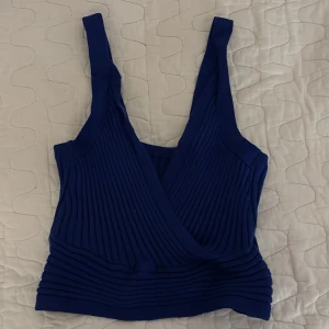 Blå omlott croppad linnetopp - Säljer en blå linnetopp . Toppen är croppad, väldigt kort och är ifrån shein. Har även aldrig använt den