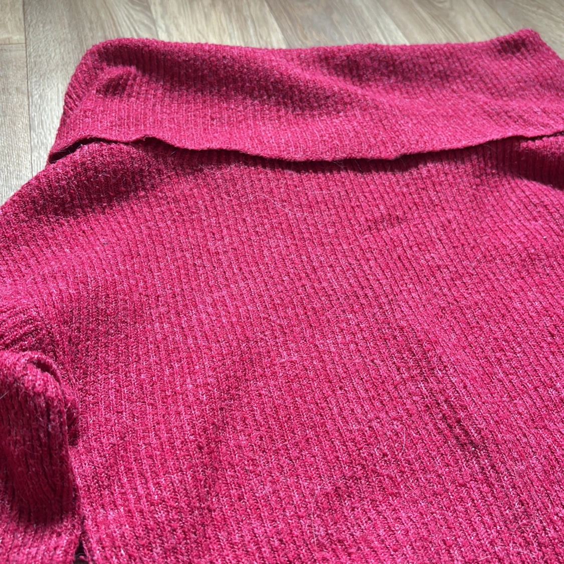 Vinröd stickad tröja - 1
