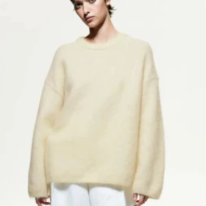 Beige oversized HM tröja - Superfin beige Mohair tröja i oversized passform från HM. 