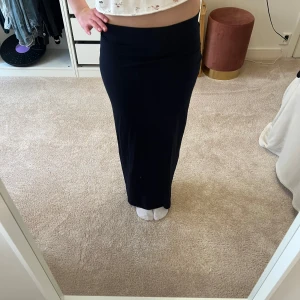 Svart långkjol  - Enkel och stilren marinblå långkjol med rak passform och låg midja från Ellos. Aldrig använd 