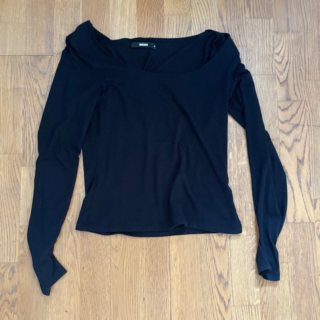 Svart urringad topp - 1