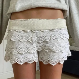 Spetsshorts  - Säljer ett par beiga spetsshorts i storlek S/M men passar S då dom är små🥰🙌🏼 Superfint skick, säljer då dom är förstora för mig!! (OBS lånad bild, kan fixa egna🤩) Köpta i Cypern från märket sweet&girl