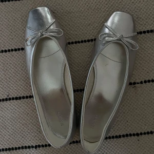 Ballerinaskor - Silvriga ballerina skor, använda 1 gång🩷