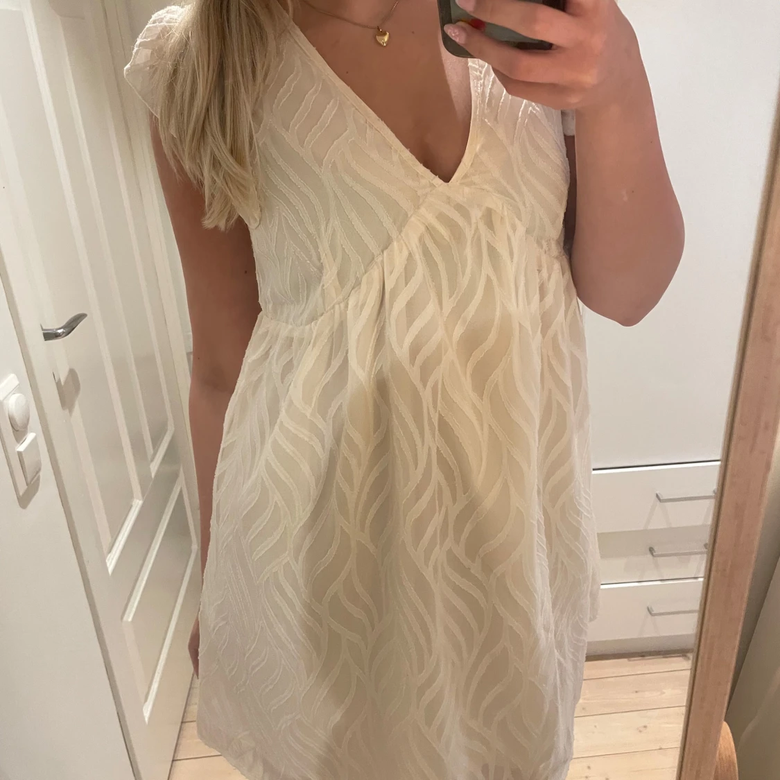 Ljus kortklänning med volangärmar