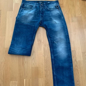 Replay Newbill blå jeans straight fit - Ganska unika reglar newbill jeans. Bra skick. Storlek 29/32 men uppsydda nån cm. Jag är 173 på bilderna. Mycket bra skick. 