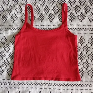 Röd croppad linnetopp från H&M Divided - Superfint och skönt rött linne❤️