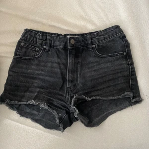 Svarta jeansshorts från Gina Tricot - Säljer dessa svarta jeansshorts från Gina Tricot Young. De är i fint skick och skulle säga att storleken motsvarar xs! Skriv om du är intresserad! Kan posta dessa tills på Onsdag 18 Juni!