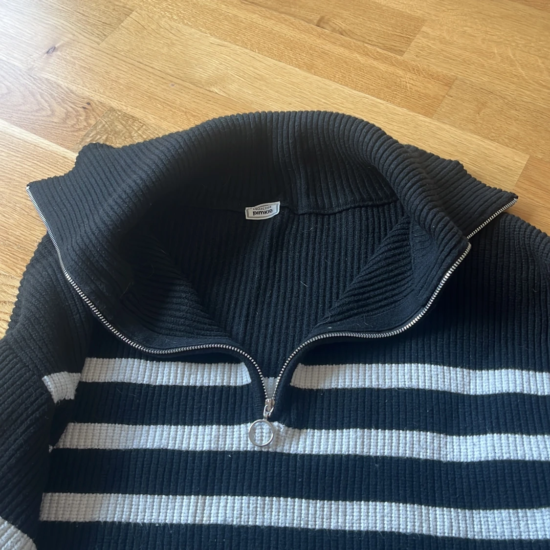 Randig svartvit stickad tröja Piké  - 1