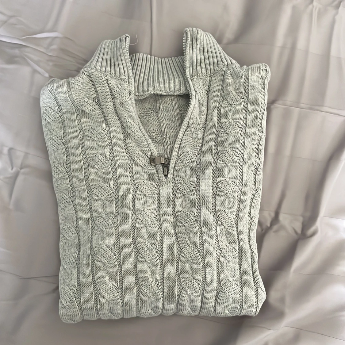 Ljusgrå stickad half zip-tröja