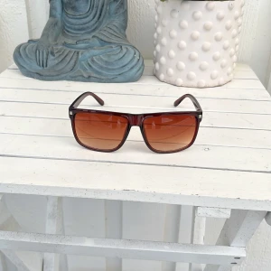 Solglasögon - Säljer ett par asfeta solglasögon som är väldigt lika rayban boyfriend, hör av er för fler bilder eller frågor, har flera därför billigt pris, prefekt nu för sommaren