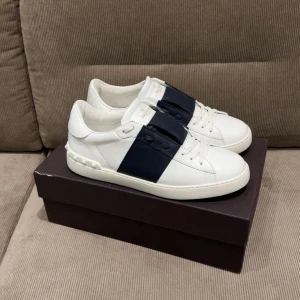 Valentino open - Valentino open navy. Storlek 43 passar 44. Medföljer box. Skick 9/10.