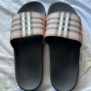 Burberry tofflor - Hej säljer mina burberry tofflor eftersom de inte passa, Tofflorna är helt nya köptes en vecka sen så det är bara att skriva om ni vore intresserade