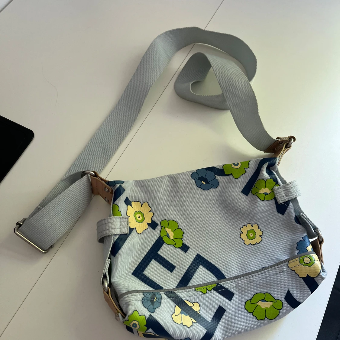 Blommig axelväska från Benetton - 1