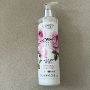 Ashworth & Claire Rose & Peony lotion - Hand- och kroppslotion med doft av ros och pion från Ashworth & Claire. Kommer i en genomskinlig plastflaska med pump och blommigt motiv. Innehåller rosenvatten och pionextrakt, 295 ml. Vegansk och cruelty free.