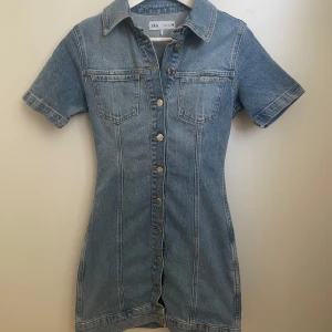 Jeansklänning från Zara - Snygg jeansklänning till sommaren!💗💞 