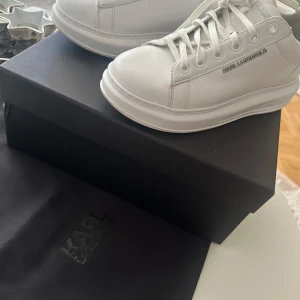 Karl Lagerfeld skor  - Skor från Karl Lagerfeld nästintill nya. Använda vid få tillfällen