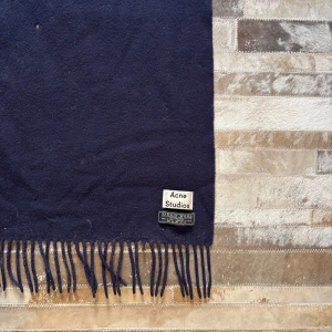 Acne Studios Scarf - Acne Studios Halsduk, Ganska oversized om du frågar mig. Köpt ett tag sen, använder aldrig. Skriv om ni har mer frågor! Några hål i den som ni ser, märks inte.