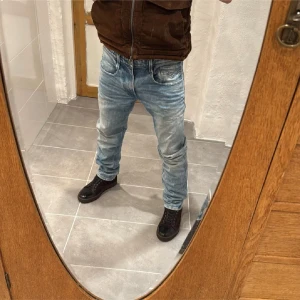 Replay jeans  - Säljer nu dessa Replay jeansen i modellen Anbbas (slim fit) jeansen är i mycket bra skick. Storlek W33 L32. Priset inte hugget i Sten skriv vid frågor eller funderingar 