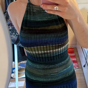 Randig halterneckklänning  - Svinsnygg halterneck från NLY one. Tight med öppenrygg och scrunch på baksidan. 