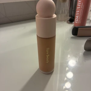Rare Beauty foundation 210N - Rare Beauty foundation i nyansen 210N. använt en gång, lite för mörk färg. Väldigt fin o naturlig🩷