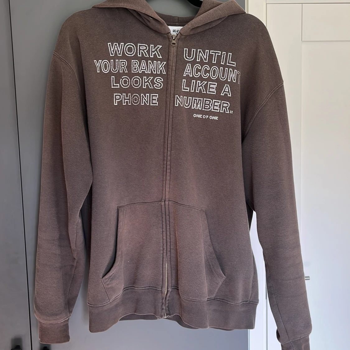 Brun hoodie från One of One med tryck