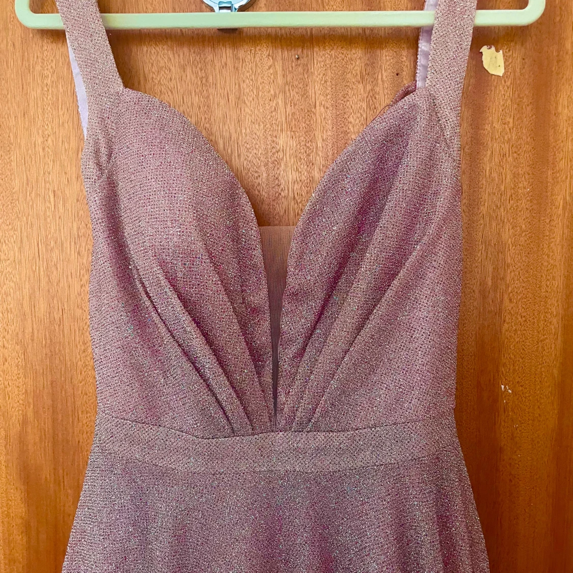 Glittrig champagnefärgad långklänning - 2