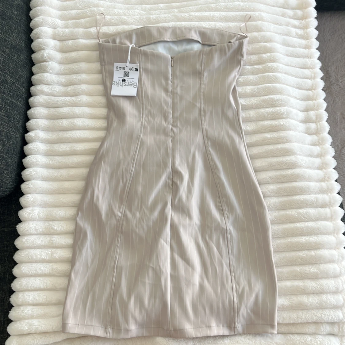 Beige axelbandslös kortklänning Bershka - 1