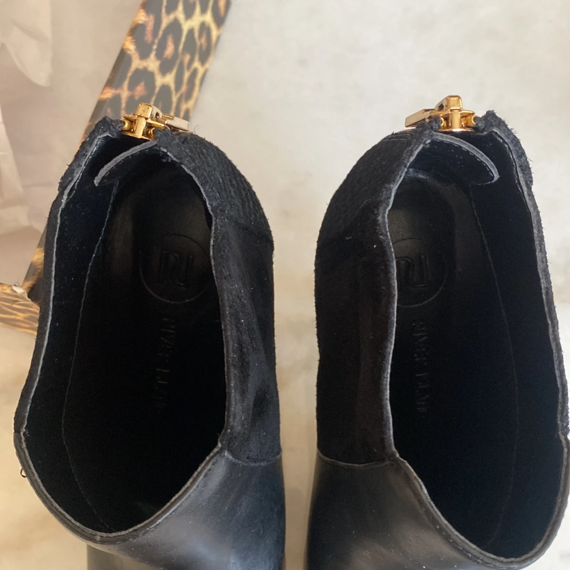 Svarta klackar med guldkedja  - 3