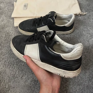 Valentino Flycrew - Säljer nu dessa sällsynta/eftertraktade skor!✅ -skorna är i bra skick förutom att hälen har losnat lite som du kan se på (sista bild)🙌🏼, 4 nitar är borta på båda skorna.✅ - Storlek:40 (passar även 41) -nypris:runt 7000kr mitt pris:1999✅ +Skorna säljes Ej längre! -Självklart Äkta✅ -Dustbag ingår✅ (Hör gärna av dig vid frågor🙌🏼🙌🏼) inga skambud🙌🏼