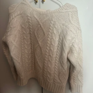 Stickad tröja - Jättefin stickad tröja med rosett bak💗