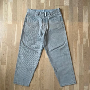 Weekday astro baggy (omsydda) w32/ L~30 - Omsydda Weekday Astro i storlek 32/~30. Byxorna var från början 32/32. Jag har sytt in benen lite så att byxorna fått en lite mer tapered look. Fortfarande väldigt pösiga dock. Se bild 3 för passform in action. Bra skick förövrigt! Hojta för fler bilder! 