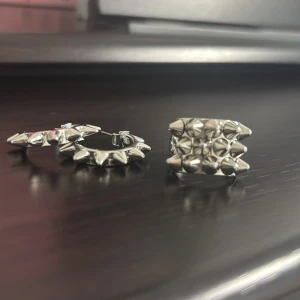 Silvriga örhängen och ring med nitar - Säljer mitt Edblad ring, ur&pen örhänge som är spike tillsammans. Dem är oanvänt samt har ingen rost. Ringen är one sized så passar. Priset kan diskuteras.