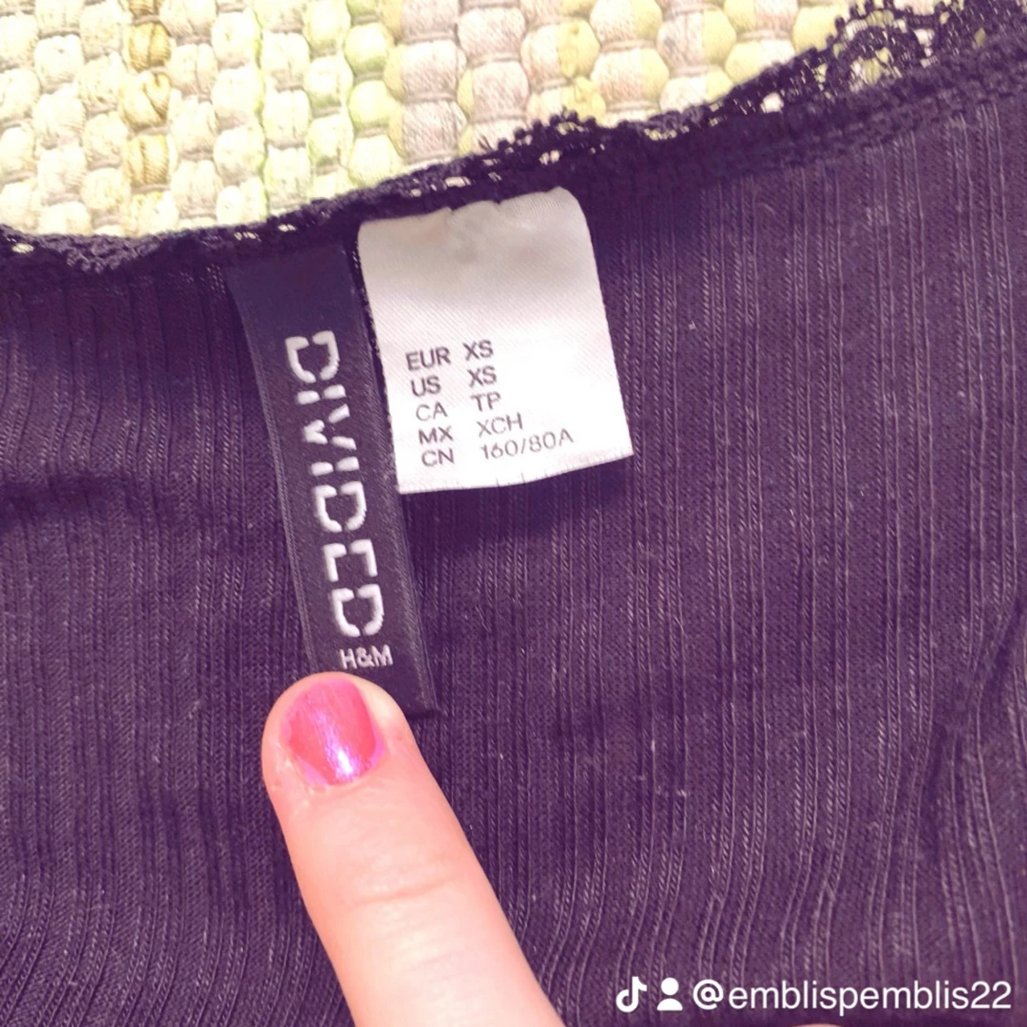 Svart ribbad topp med spets från H&M - 1